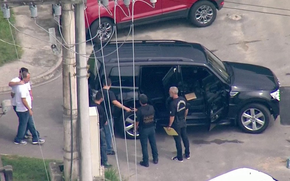 Cabral prestes a entrar em viatura da PF (Foto: Reprodução TV Globo)