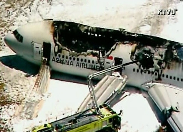 Bombeiros atuam para conter danos causados por acidente de avião em San Francisco (Foto: Reprodução/KTVU/CNN)