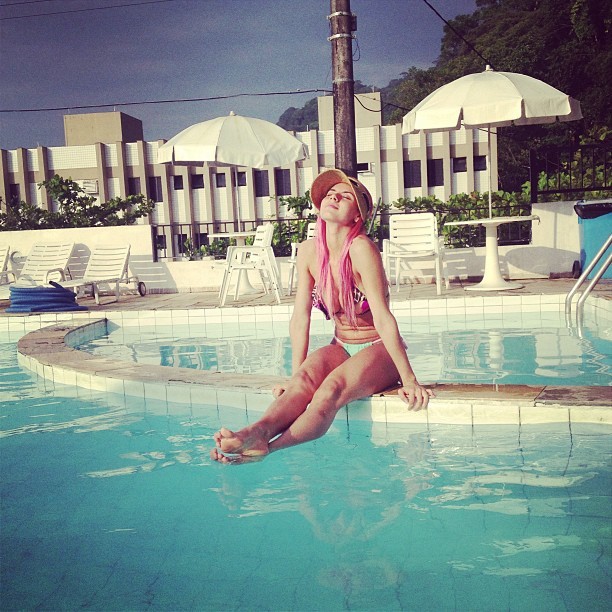 Ego Thais Bianca Inicia O Ano De 2013 Tomando Banho De Piscina Noticias De Famosos