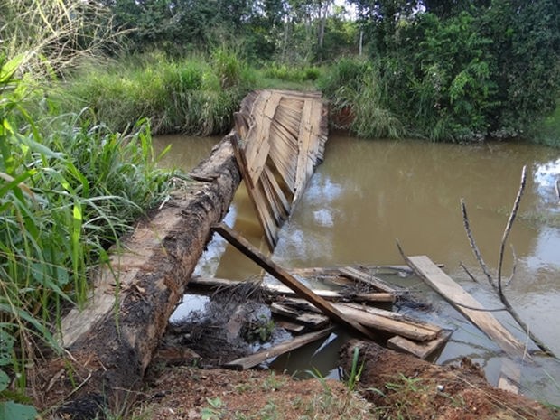 Ponte caiu na última quarta-feira após temporal (Foto: Luiz Carlos/ Defesa Civil de Juruena)