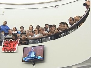 Funcionários públicos ocuparam a Câmara dos Vereadores para acompanhar a sessão (Foto: Reprodução/ TV TEM)