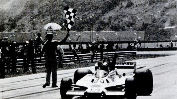 Emerson Fittipaldi recebe a baneirada com o carro da Copersucar no GP do Brasil de Fórmula 1978 (Foto: Reprodução)