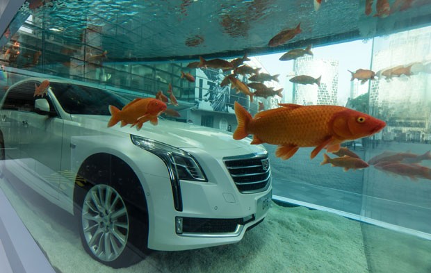 Cadillac CT6 foi exibido submerso em aquário gigante em Xangai (Foto: AFP)