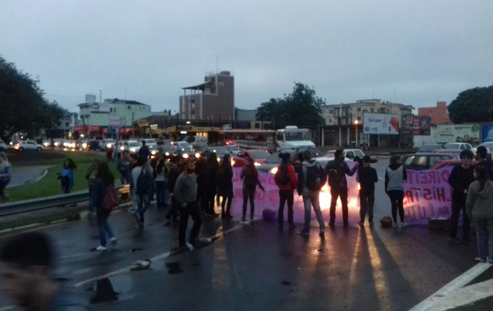 Manifestantes bloquearam acesso à Universidade Federal de Santa Maria (Foto: Mauricio Rebellat/RBS TV)