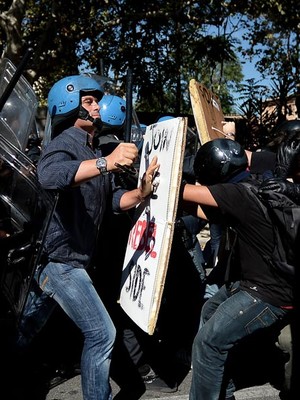 Protesto de estudantes acaba em confronto com a polícia em Roma (Filippo Monteforte/AFP)