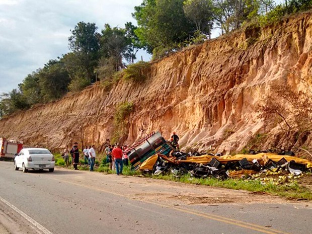 G1 Motorista perde controle de caminhão e passageiro morre na BR 101