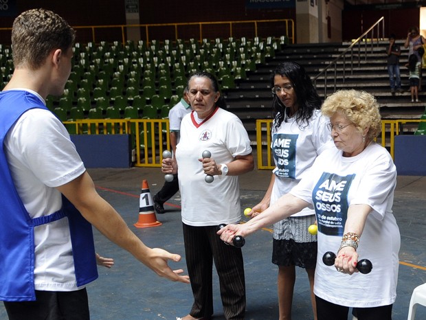 No Dia Mundial de Combate à Osteoporose, comemorado neste sábado (20), a Secretaria de Saúde promoveu ações para conscientizar a população sobre os cuidados para evitar a doença. Cerca de 700 idosos participaram de atividades como aulas de tai chi chuan, dança e capoterapia (terapia inspirada na gestualidade da capoeira) no Ginásio Nilson Nelson  (Foto: Wilson Dias / Agência Brasil)