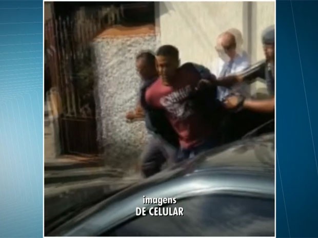 Policial precisou ser sedado após reagir na saída da delegacia (Foto: TV Globo/Reprodução)