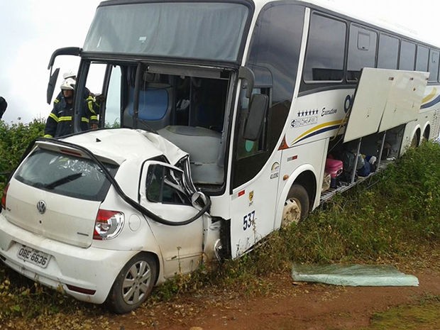 Carro de passeio bateu de frente com ônibus na BR-163. (Foto: Só Notícias/Chico Telo)