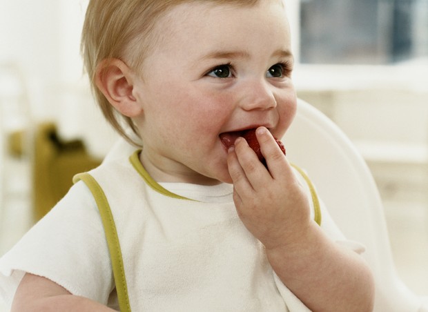 Deixe o bebê comer com as mãos (Foto: Thinkstock)