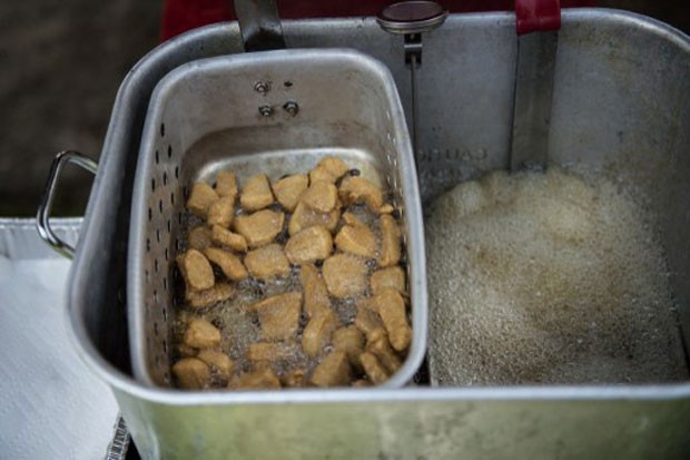 Peixe é frito em óleo nos Estados Unidos (Foto: Brendan Smialowsk/AFP)