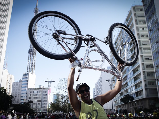 Ciclistas celebram novo espaço para bicicletas na Avenida Paulista (Foto: Caio Kenji/G1)