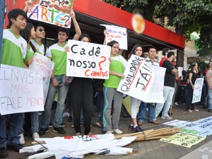 Estudantes e servidores da UFMS fazem protesto no centro de Campo Grande, MS (Foto: Tatiane Queiroz/G1MS)