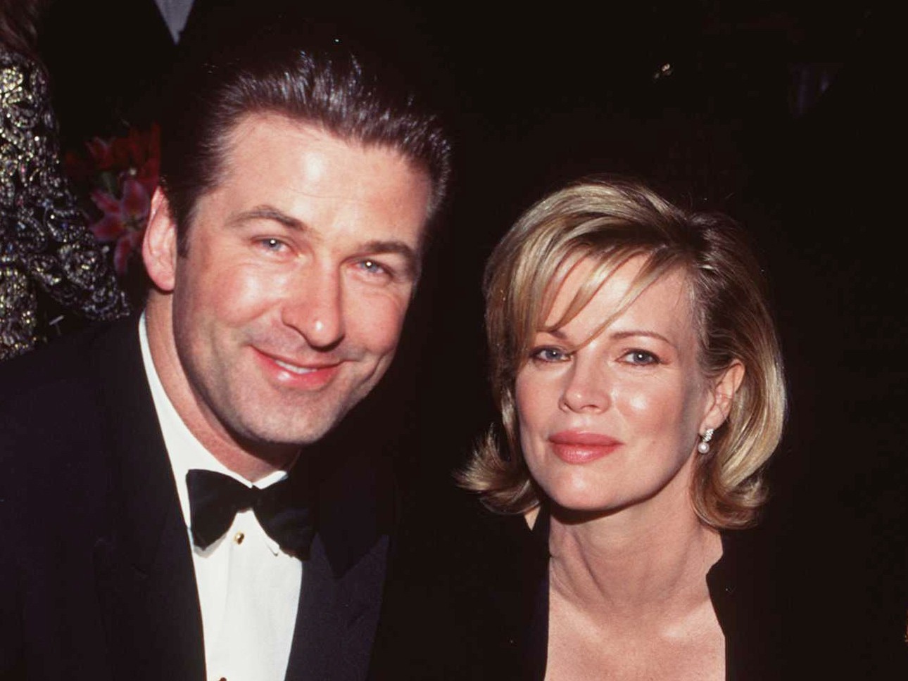 Kim Basinger se casou com Alec Baldwin em 1993 e tudo aparentemente ia bem até se divorciarem, em 2001. A disputa entre os atores pela filha que têm juntos, Ireland, foi pesada. Especialmente depois que vazou o áudio de um recado que Baldwin deixou para Ireland, então com 11 anos de idade, na secretária eletrônica, chamando a própria filha de "porquinha burra e mal-educada". (Foto: Getty Images)