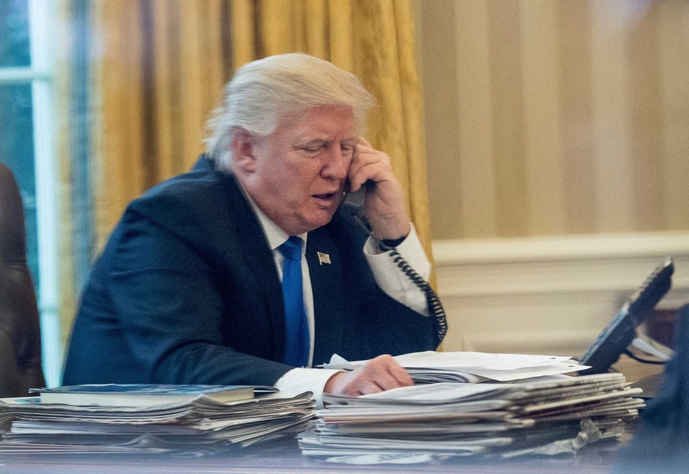 Presidente dos Estados Unidos, Donald Trump, participu de conversas telefônicas com cinco líderes mundiais neste sábado (28)  (Foto: Andrew Harnik/ AP)