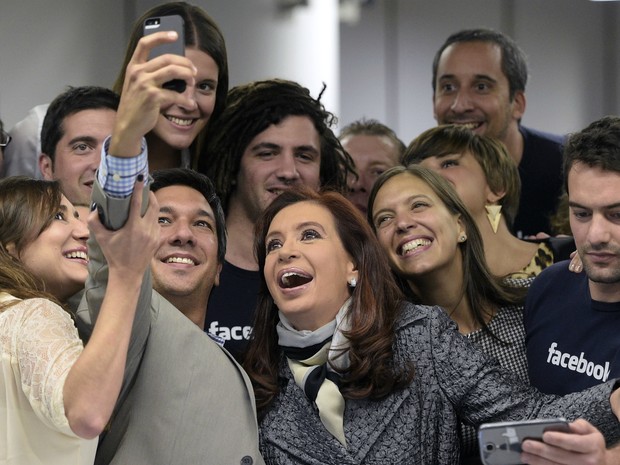 Presidente argentina faz selfie com funcionários do Facebook durante inauguração de sede da empresa em Puerto Madero (Foto: Juan Mabromata/AFP)