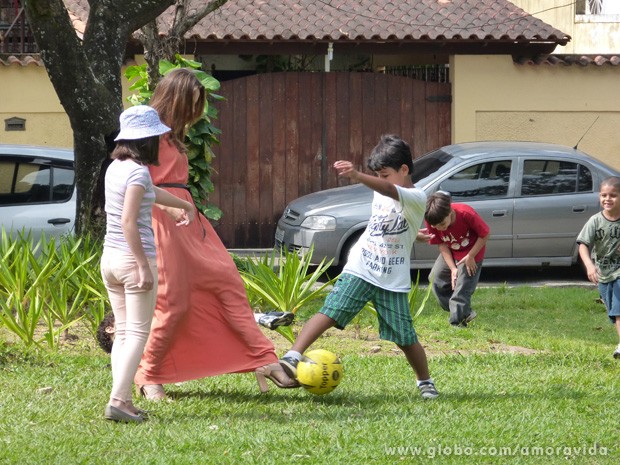 Paolla Oliveira e Klara Castanho se divertem e jogam bola em gravação