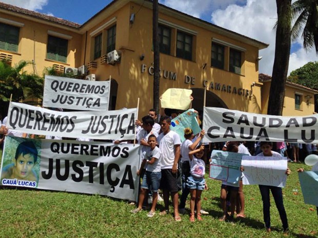 Parentes e amigos protestam em frente ao Fórum de Camaragibe (Foto: Kety Marinho / TV Globo)