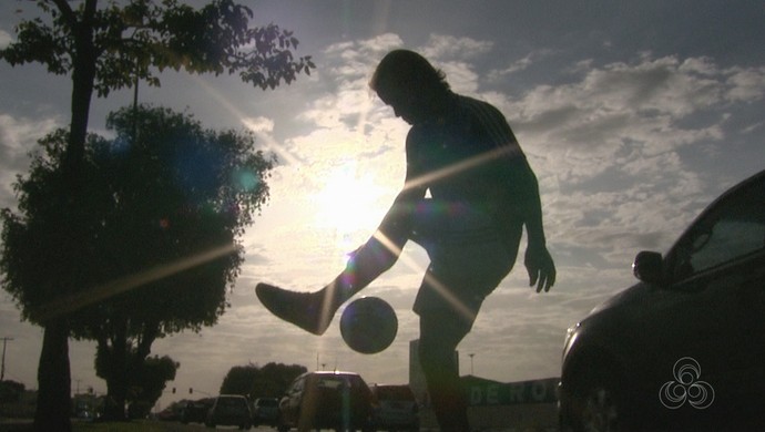 Venezuelano do Futebol Freestyle dá show nos semáforos de Boa Vista (RR) (Foto: Reprodução/Rede Amazônica RR) Venezuelano do Futebol Freestyle dá show nos semáforos de Boa Vista (RR) (Foto: Reprodução/Rede Amazônica RR)