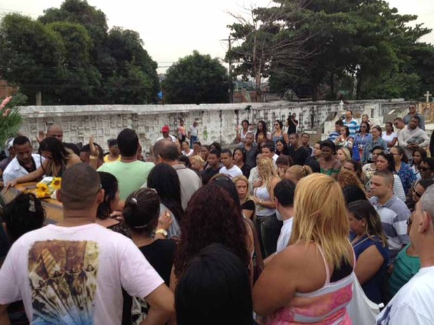Familiares e amigos se despedem de Mary Morena (Foto: Mariucha Machado/G1)