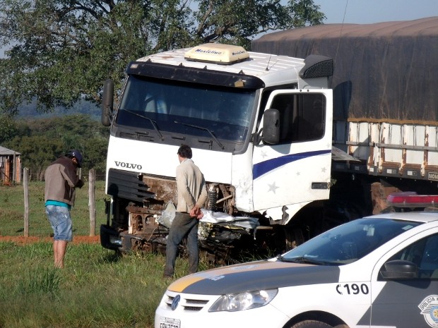 Veículo teve a frente totalmente destruída no acidente na SP-97 (Foto: Fernando Araújo / Jornal Z Norte)