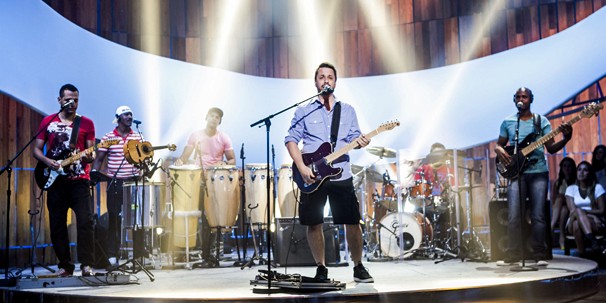 O trio Virguloides canta as músicas “Malandragem Dá um Tempo”, “Defunto Caguete” e “O Bingo” no Som Brasil do dia 26 (Foto: Raphael Dias/Globo)