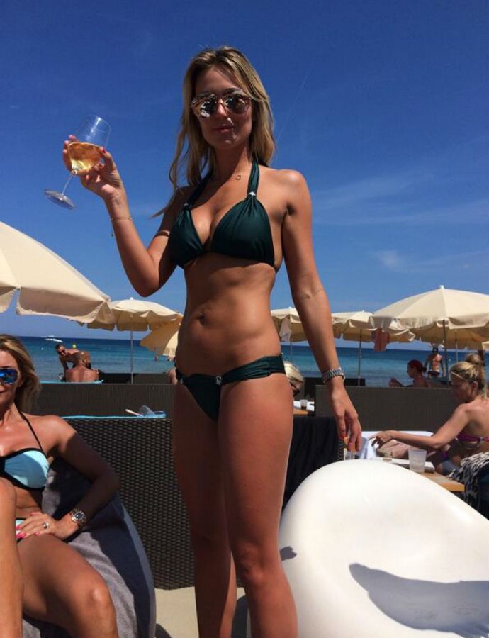 Alex Gerrard, mulher de Steven Gerrard, em Ibiza (Foto: Reprodução/Twitter)
