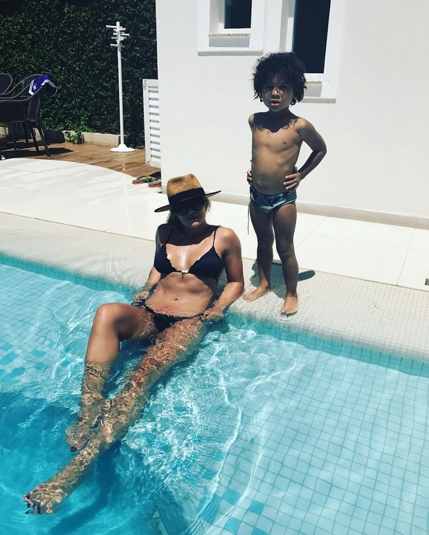 Dani Souza com o filho (Foto: Reprodução/Instagram)
