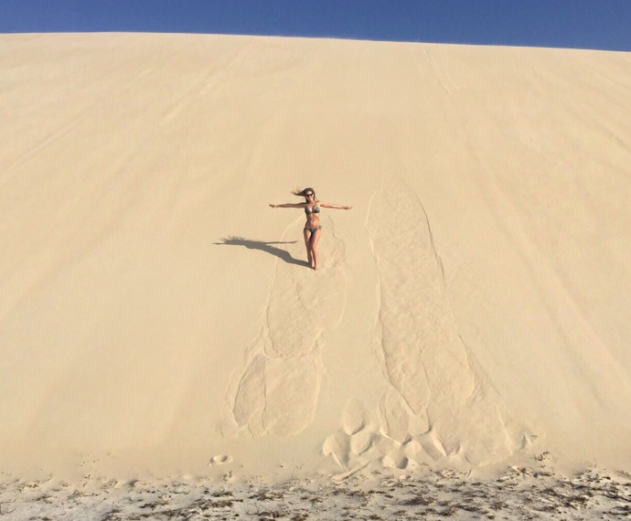 Isabella Santoni posa em meio a imensidão de areia (Foto: Arquivo Pessoal)