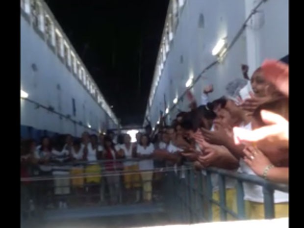 Vídeo mostra presas fazendo festa na Penitenciária Feminina de Sant'Anna (Foto: Reprodução/YouTube)