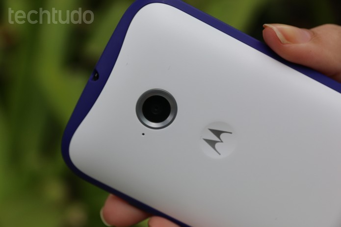 A câmera traseira do Moto E 2015 ainda não tem flash (Foto: Carol Danelli/TechTudo)