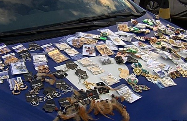 Idosa é presa com joias furtadas no Setor Campinas, em Goiânia (Foto: Reprodução/ TV Anhanguera)