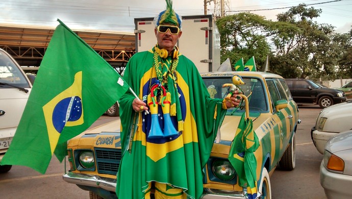 Carro pintado nas cores do Brasil em Cuiabá do Sargento Brasileiro (Foto: Robson Boamorte)