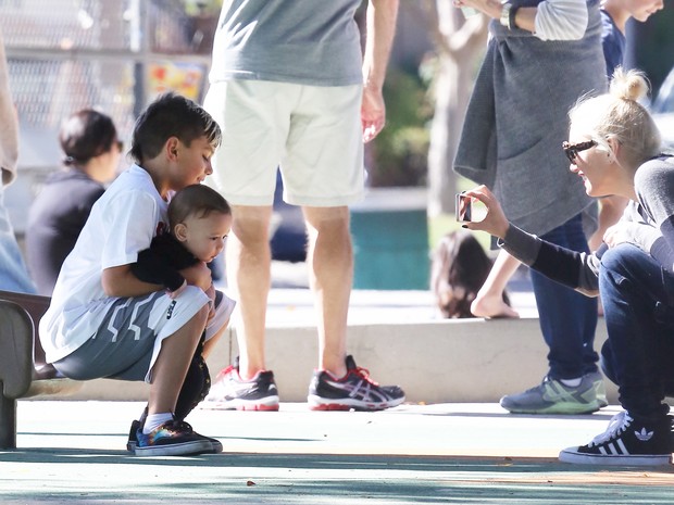X17 - Gwen Stefani com os filhos Apollo e Kingston em parque em Los Angeles, nos Estados Unidos (Foto: X17online/ Agência)