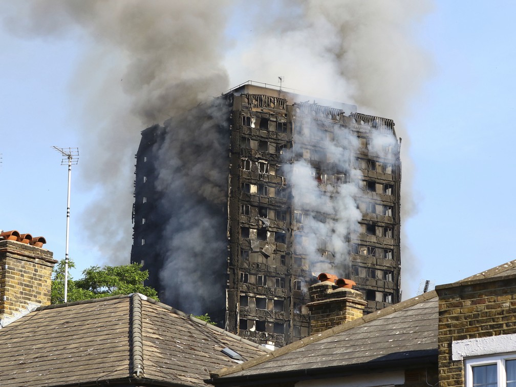 Incêndio destrói prédio residencial em Londres (Foto: Rick Findler/PA via AP)