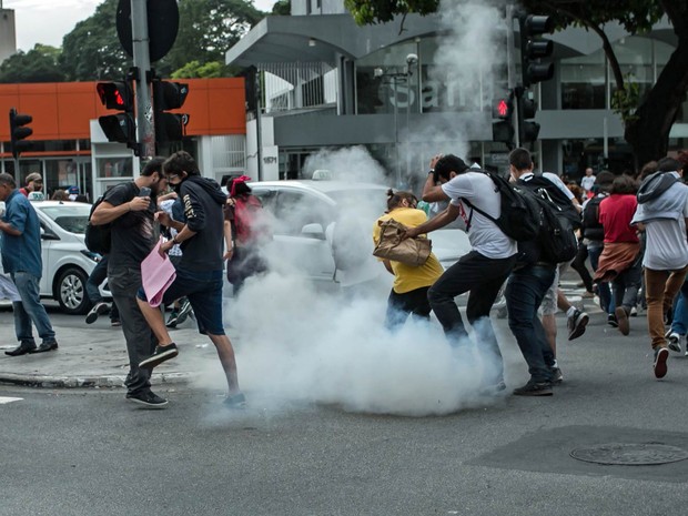 Polícia usa gás lacrimogêneo para tentar dispersar um protesto de estudantes e apoiadores contra o fechamento de escolas previsto pelo governo do estado de São Paulo, na Zona Oeste da capital (Foto: Taba Benedicto/Agência O Dia/Estadão Conteúdo)