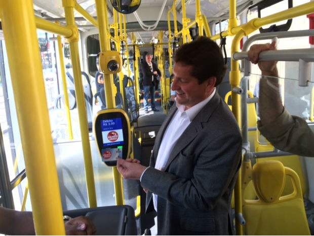 O secretário municipal dos Transportes, Jilmar Tatto, testa seu bilhete único em uma das novas unidades de ônibus metropolitano (Foto: Amanda Previdelli/G1)