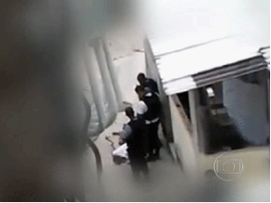 Morador grava PMs forjando cena do crime no Morro da Providência (Foto: Reprodução / TV Globo)