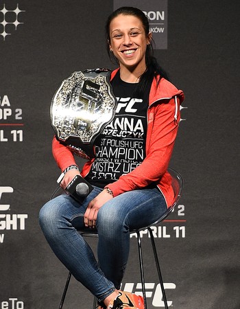 その他 UFC Champions 2015 Joanna Jedrzejczyk Joanna Jedrzejczyk: a campeã do UFC que tem nome difícil e sorriso