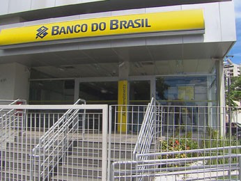 Agência foi assaltada na área central do Recife (Foto: Reprodução / Tv Globo)