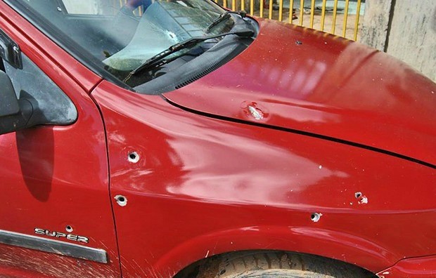 O carro da vítima foi atingido por diversos disparos  (Foto: Luiz Fenando/Comando190)