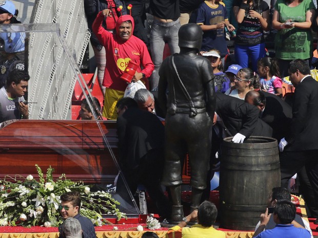 30/11/2014 – Ao lado do caixão de Roberto Bolaños no estádio Azteca, figuras representam Chaves e o barril do personagem (Foto: Tomas Bravo/Reuters)