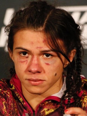 Após derrota, Cláudia Gadelha pode ficar até seis meses suspensa do MMA