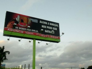 Outro outdoor na cidade de Barreiras com propaganda de conscientização no trânsito (Foto: Arquivo pessoal)