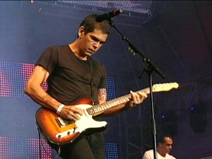 Dado Villa-Lobos fez participação no show do Jota Quest (Foto: Reprodução/RBS TV) Dado Villa-Lobos fez participação no show do Jota Quest (Foto: Reprodução/RBS TV)