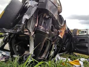 Carro ficou completamente destruído (Foto: Cléber Rodrigues/Intertv Planície)