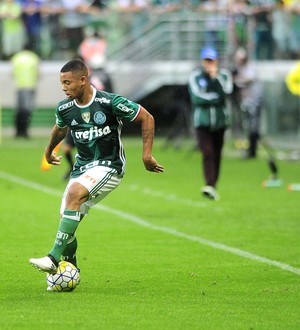 Jornalista vê Gabriel Jesus participativo no Palmeiras mesmo sem fazer gols