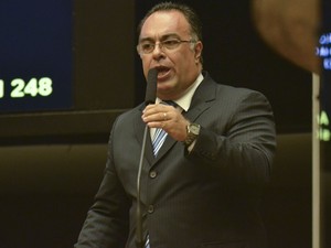 O deputado André Vargas (PT-PR), ao se defender no plenário no início de abril (Foto: José Cruz/Agência Brasil)