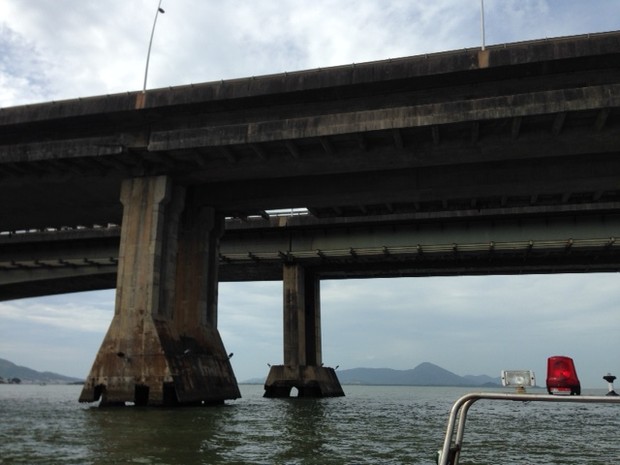 Homem caiu da ponte que sai de Florianópolis (Foto: Naim Campos/RBS TV)