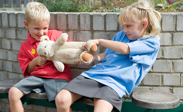 Crianças brigando por brinquedo (Foto: Shutterstock)